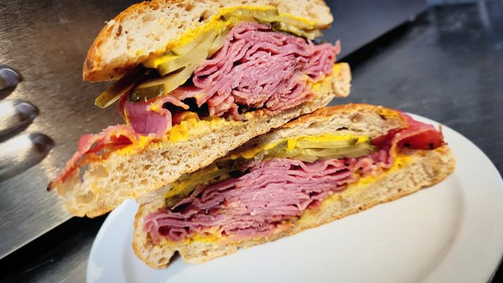 Sandwich au Smoked Meat Schwartz's, préparé à votre arrivée