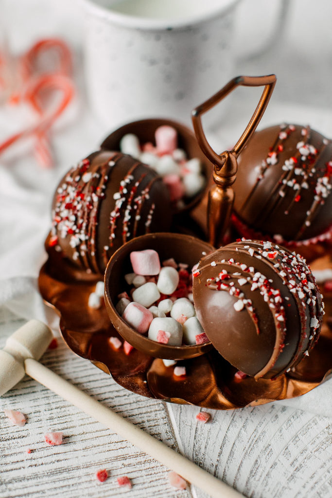 Chocolat Chaud De Noël Avec Des Ornements Et Canne De Bonbon Banque  D'Images et Photos Libres De Droits. Image 48693111